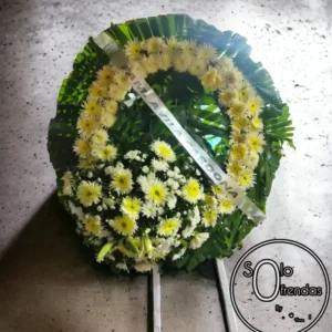 Corona Fúnebre Tradicional con Flores Blancas y Amarillas