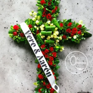 Cruz Fúnebre de Rosas Rojas