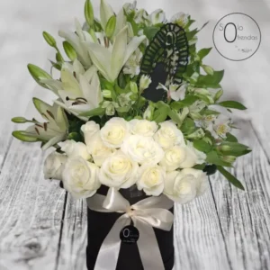 Arreglo Fúnebre de Rosas y Lirios Blancos