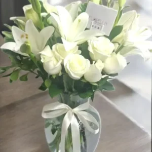 Arreglo de Rosas y Lirios Blancos en Florero